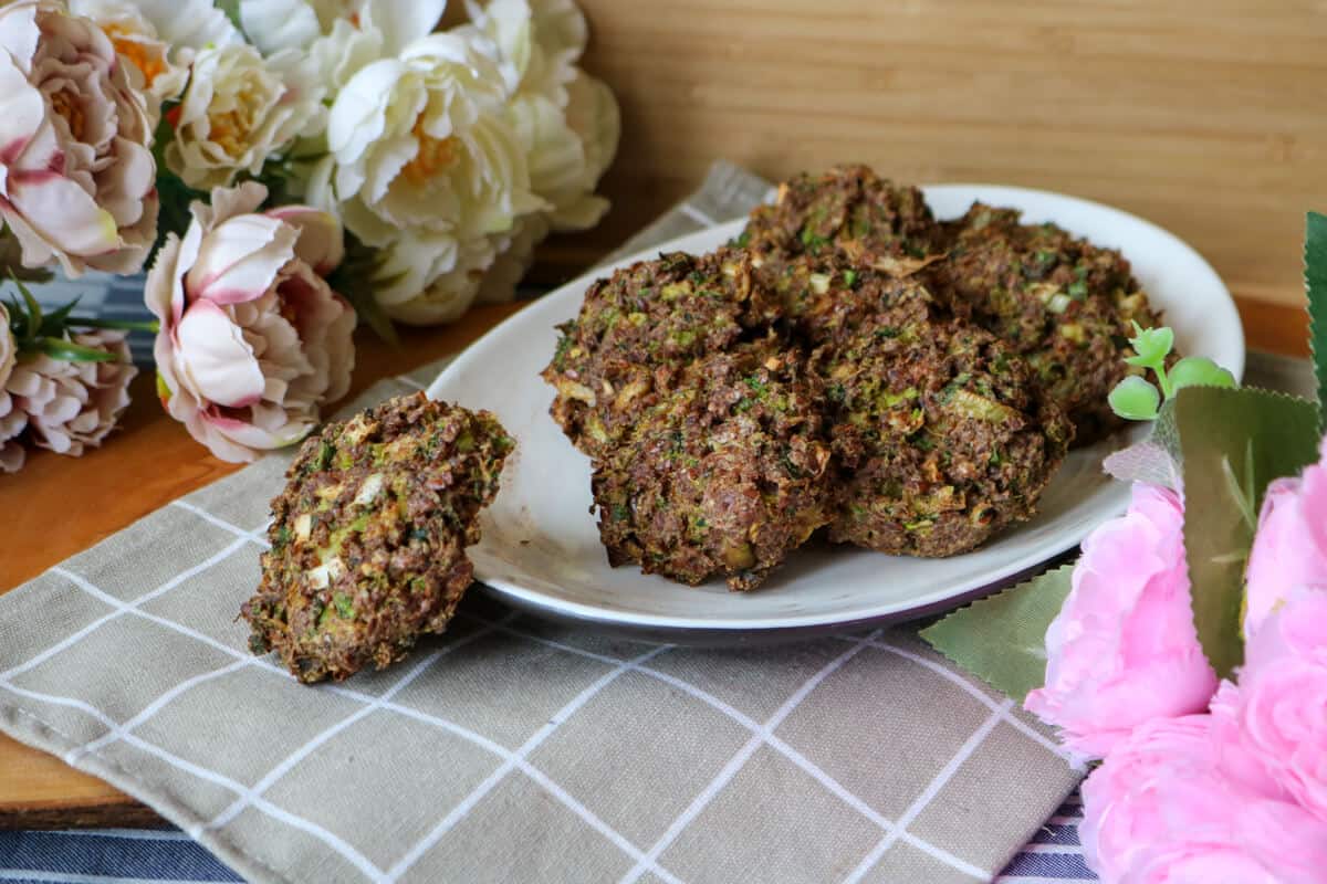 Broccoli balls with flax seeds